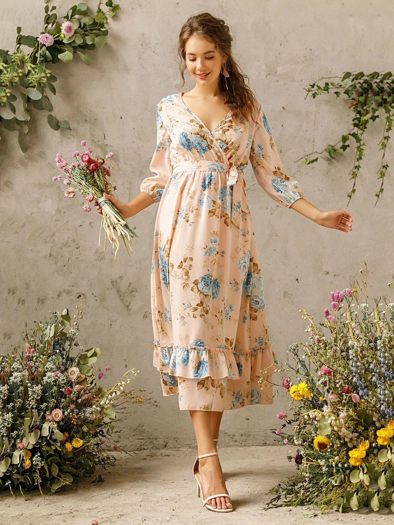 فستان طويل بحافة مكشكشة ومتداخل امامي ومزهر